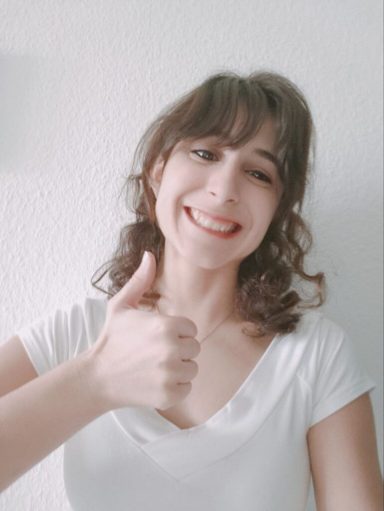A photo of Elena Asencio, a third year PhD student at the University of Bonn. Her 
work mainly consists on testing and comparing different cosmological models 
at galaxy and galaxy cluster scales.